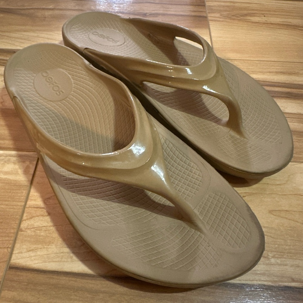 Oofos Taupe Flip Flop/Thong Sandals Women’s Size 11